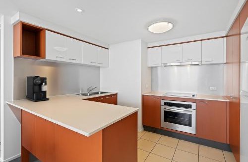 Surfers Paradise Apartment | Ocean Views 33rd Floor Beachfront Surfers Paradise Apartment