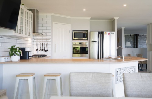 Mount Tamborine House | Ocean views, hot tub, sleeps 12, BBQ & Ping Pong table