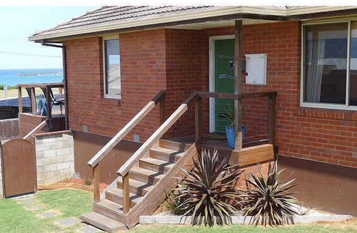 Warrnambool House | OCEAN VIEWS from the Back Deck with Free WIFI
