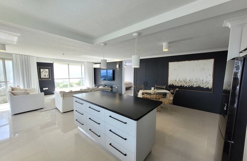 Gold Coast Apartment | Ocean Views,Opposite Beach & Park, Wi-Fi, Parking- U15