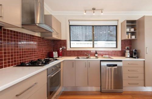 Malua Bay House | Ocean Views Walk to Malua Beach EV & Pet Friendly