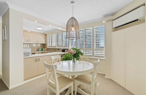 Main Beach Apartment | OceanBlu Carrington - Central, WiFi, Parking