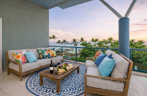 North Ward Apartment | Oceanfront Penthouse on The Strand | Rockpool Views & 3 Balconies