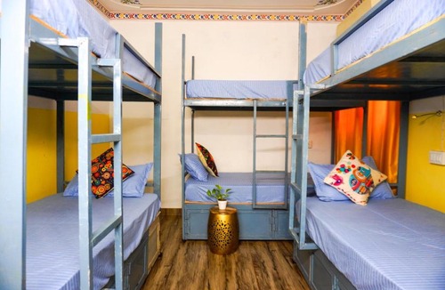 Lake Swaroop Sagar Hostel | Old Skool Udaipur - 20 Meter From Lake