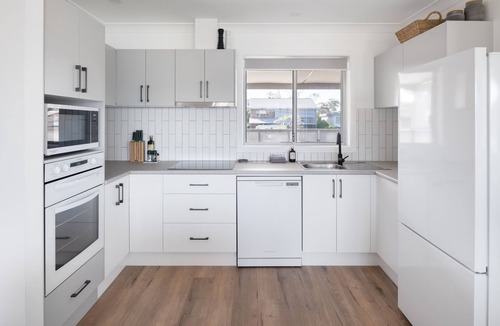 Gwandalan House | Omaroo: Lakefront home for families or couples. Walking distance to Club & Shops