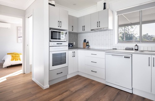 Gwandalan House | Omaroo: Lakefront home for families or couples. Walking distance to Club & Shops
