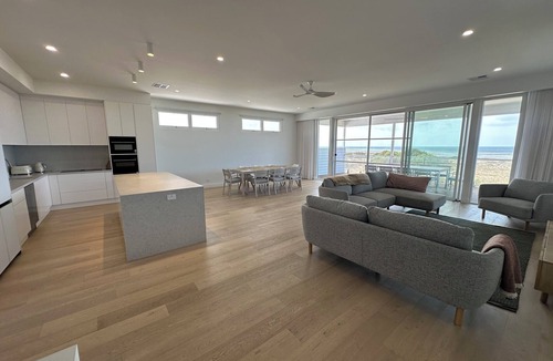 Muloowurtie House | On Point- 5 bedroom modern beachfront holiday home - Off peak special!