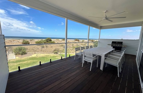 Muloowurtie House | On Point- 5 bedroom modern beachfront holiday home - Off peak special!
