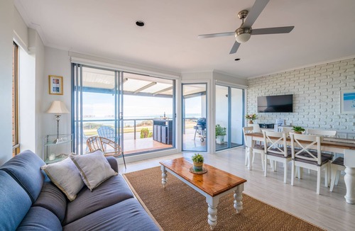 Port Willunga House | On the Esplanade, Beach, Views, sunsets and a short walk to the beach!