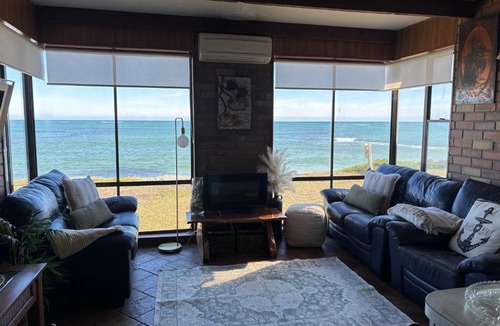 Carpenter Rocks House | On the rocks beach house