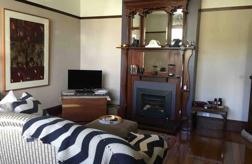 West Launceston House | Oozing character, romantic and cosy for two.