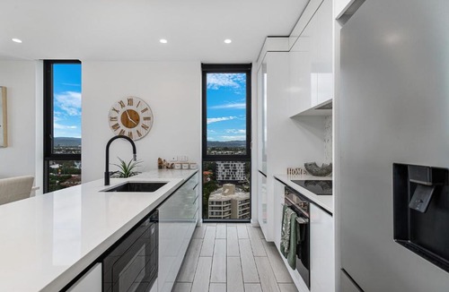 Broadbeach Apartment | Opus Luxury 2B2B Free Parking Walk to Beach