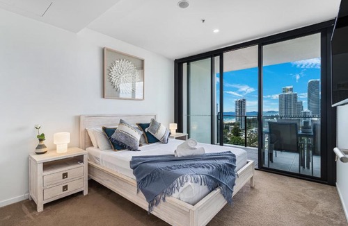 Broadbeach Apartment | Opus Luxury 2B2B Free Parking Walk to Beach