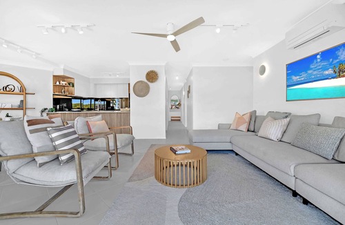 Palm Beach Apartment | Palm Beachview Luxe Steps to beach & Talle creek