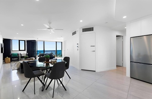 Surfers Paradise Apartment | Panoramic Oceanview @ Surfers Paradise - Close to everything!