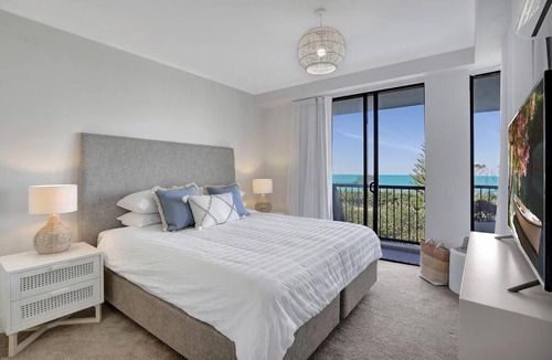 Alexandra Headland Apartment | Panoramic Ocean View - 4th Floor Designer 2BR 2BTH