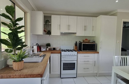 Wilsons Pocket House | Panoramic Views, Peaceful, Fire pit, Wood BBQ, Feed the cute animals.