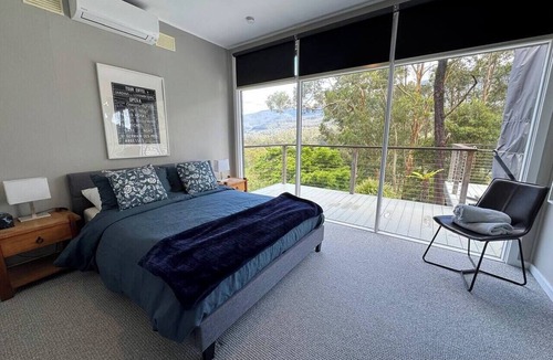 Warburton House | Panoramic views - outdoor bathhouse - walk to town