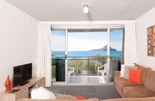 Nelson Bay Apartment | Panoramic views over Shoal Bay Beach