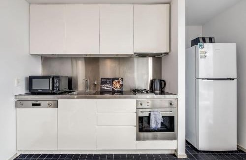 East Melbourne Apartment | Parade Place - A Central Balcony Stay