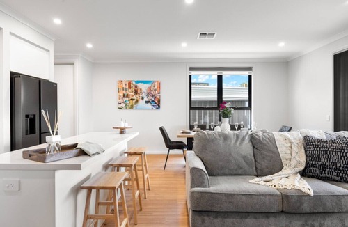 Aldinga Beach House | Paradise Palms—Modern Coastal Escape with Backyard