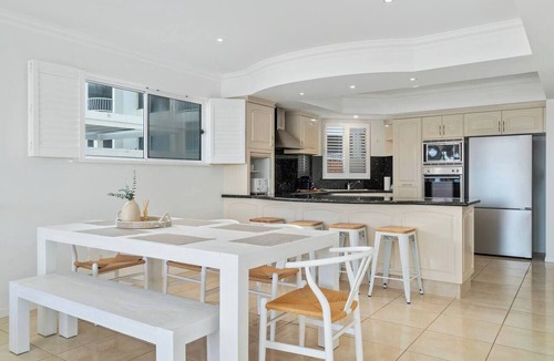 Surfers Paradise Apartment | Paros on the Beach Absolute Waterfront Living