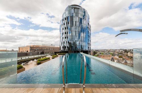 Melbourne Apartment | Parque Canopy - Lakeside Living with Infinity Pool