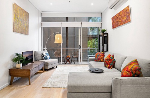West Melbourne Apartment | Peaceful 2-Bed Apartment with Gym & Pool