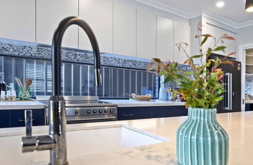 Mannering Park House | Peaceful 4BDRM Retreat | Lake Access I BBQ