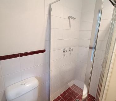 Merrylands House | Peaceful Queen Room with AC & Heating - NM6