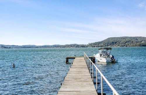 Koolewong House | Peaceful Waterfront Retreat with Private Jetty Near Train