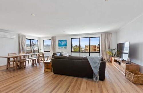 Apollo Bay Apartment | Pebbles on Pascoe - Central apartment