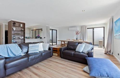 Apollo Bay Apartment | Pebbles on Pascoe - Central apartment