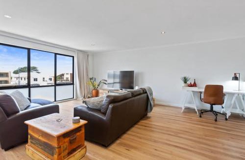 Apollo Bay Apartment | Pebbles on Pascoe - Central apartment
