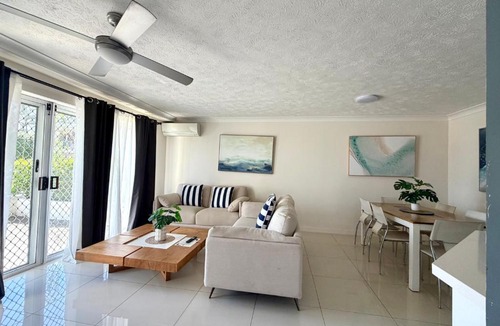 Biggera Waters Resort | Pelican Cove Waterfront Apartments