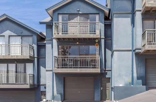 Jindabyne House | Pentagon - 2/65 Gippsland Street