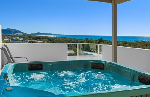 Mudjimba Apartment | Penthouse - Private Rooftop Spa