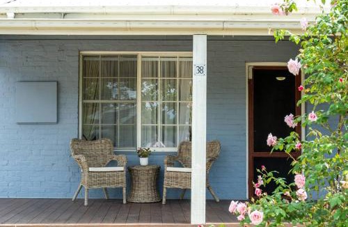 Central Mudgee House | Percy's Cottage - Storybook Heritage Charm in Town
