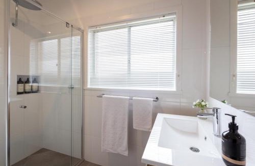East Albury House | Perfect Peechelba Pad- private & close to hospital