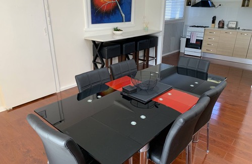 Torrumbarry House | Pet-Friendly 4-Bedroom Cabin, very close to Murray River, plenty of Parking