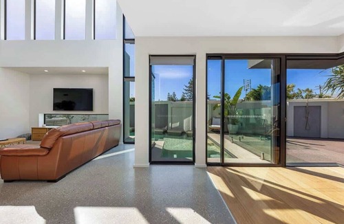 Buddina House | Pet friendly Luxury stay walk to beach & Heated Pool
