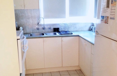 Rosebud House | Pet Friendly Beach House – 100m to Rosebud Beach