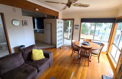 Rosebud House | Pet Friendly Beach House – 100m to Rosebud Beach