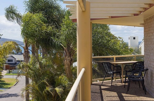 Corlette House | pet friendly - Views- Meters to the Beach & Anchorage Port Stephens