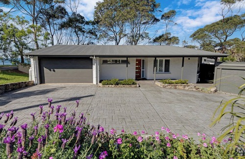 Lilli Pilli House | Pet-Friendly Waterfront Home | Oceanfront Beauty