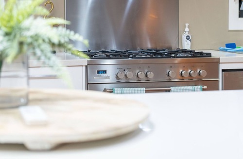 Burleigh Waters House | Pets Allowed Burleigh Beach Pad
