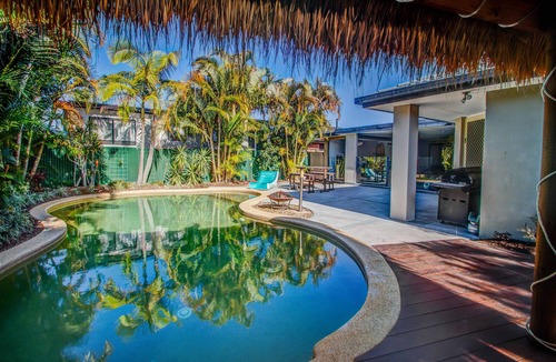 Burleigh Waters House | Pets Allowed Burleigh Beach Pad