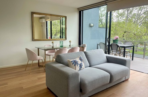 Caulfield North Apartment | Pharaoh’s Retreat in leafy Caulfield
