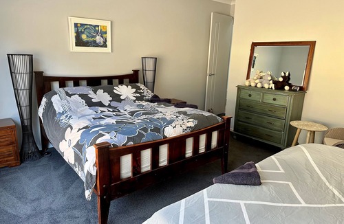 Alpine Bed & Breakfast | Pine Ridge Miniature Donkeys, Farm stay, private room in shared house