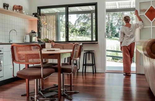 North Boambee Valley Cottage | Plenty Cottage. Beauty by town & sea.